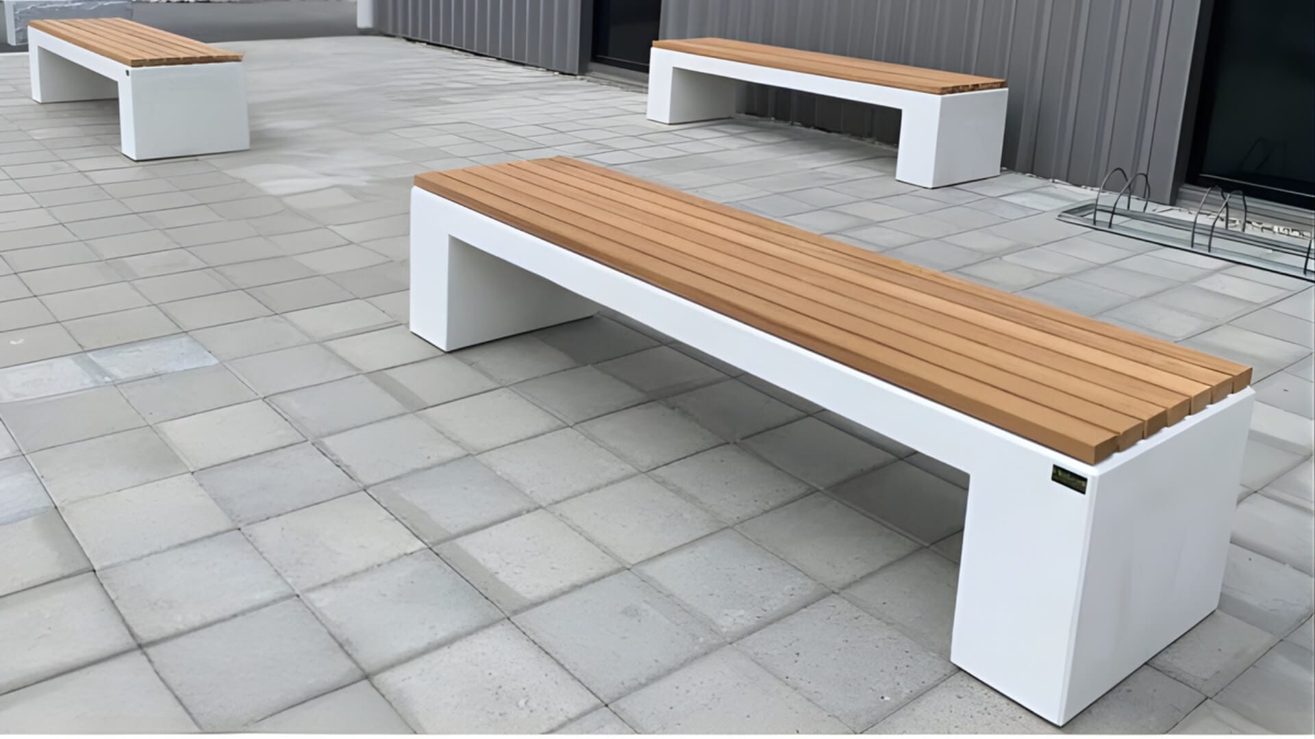 Betonnen zitelement met houten zitting, moderne buitenbank open een plein