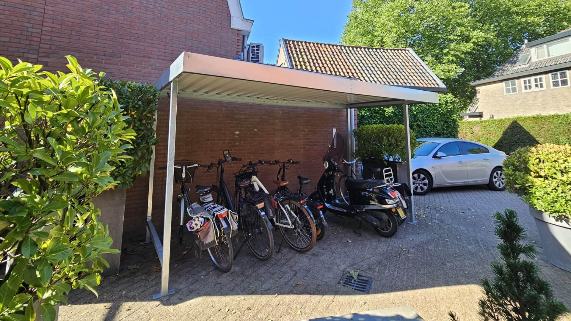 Bouwpakket fietsoverkapping rijwieloverkapping van staal geplaatst bij een tandarts in Laren