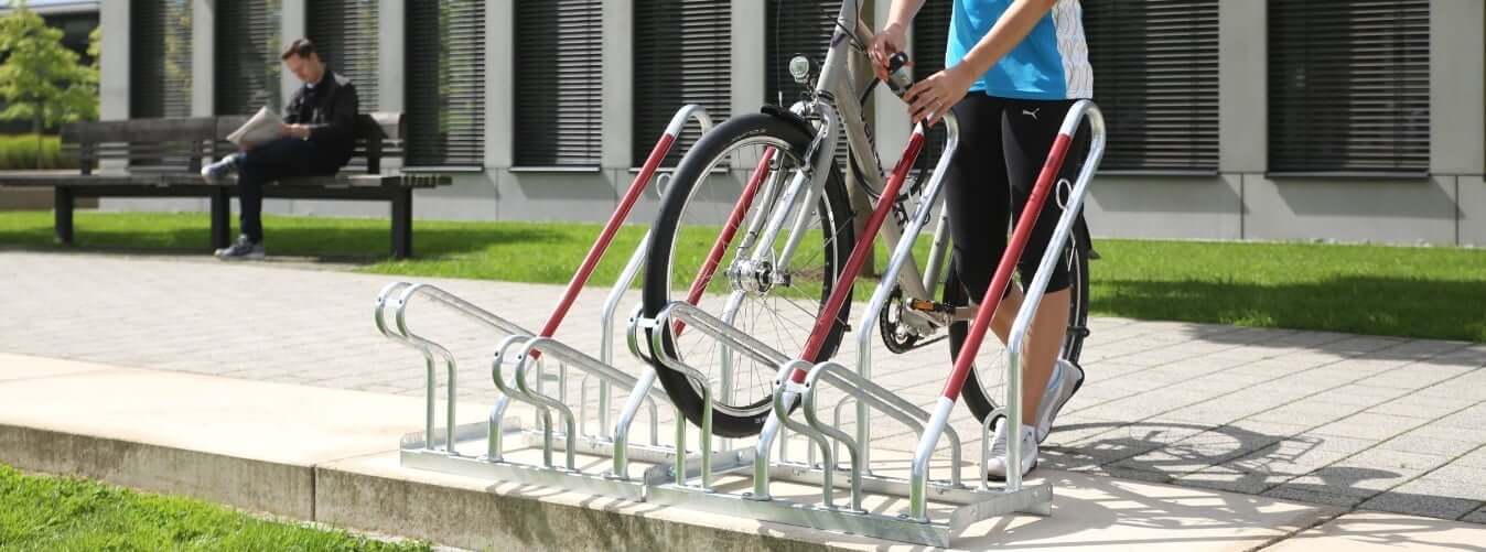 Fietsenrek voor vier fietsen met wielbeugels en rode aanleunbeugels