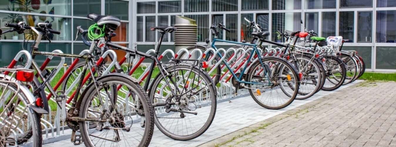 Fietsenrekken voor scholen met ruimte voor meerdere fietsen naast elkaar