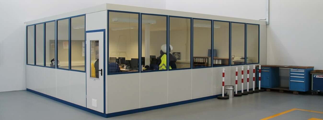 Modulaire kantoorunit van 6x5 meter met witte panelen en blauwe kozijnen in magazijn