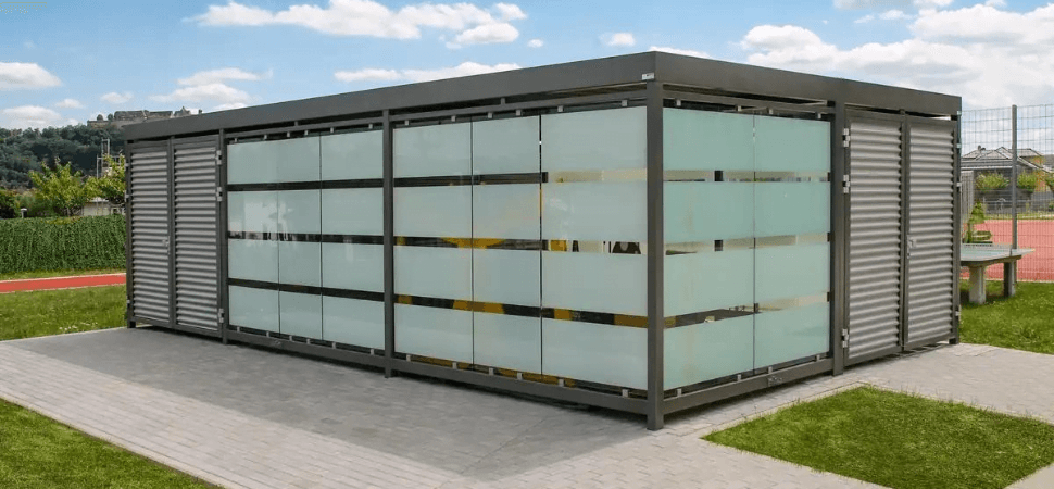 Gesloten fietsenstalling met matglazen wanden en metalen deuren, veilige oplossing voor fietsopslag op scholen of bedrijven.