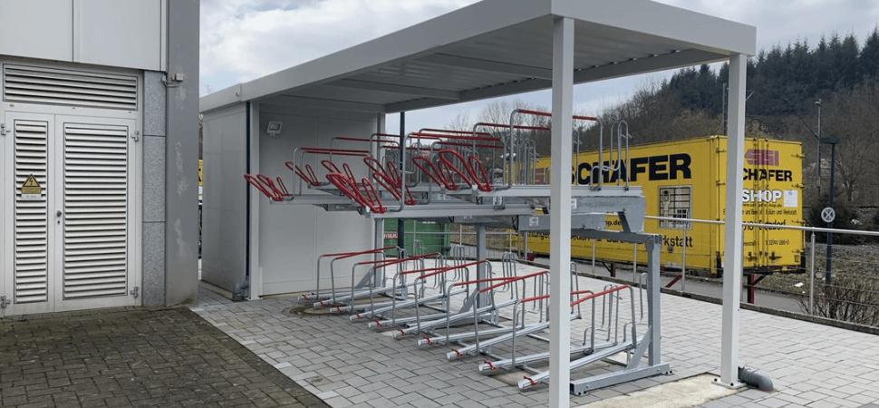 Dubbellaags fietsenrek met overkapping voor ruimtebesparende fietsopslag, ideaal voor bedrijven en openbare ruimtes.