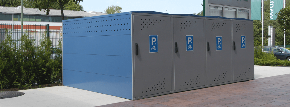 Modulaire fietsopbergboxen met ventilatiegaten en genummerde deuren, leverbaar in elke gewenste RAL-kleur.
