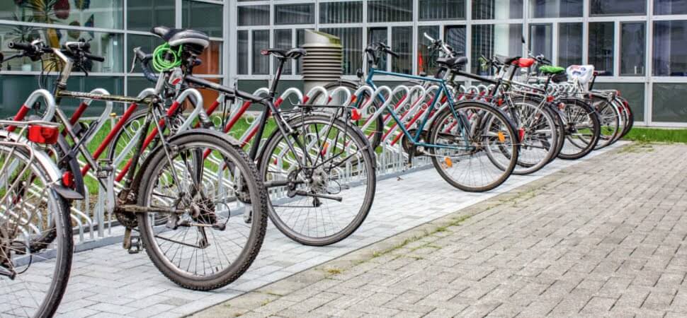 fietsenrek voor bedrijven, instellingen en openbare ruimtes, van verzinkt staal en geplaatst op een binnenterrein.