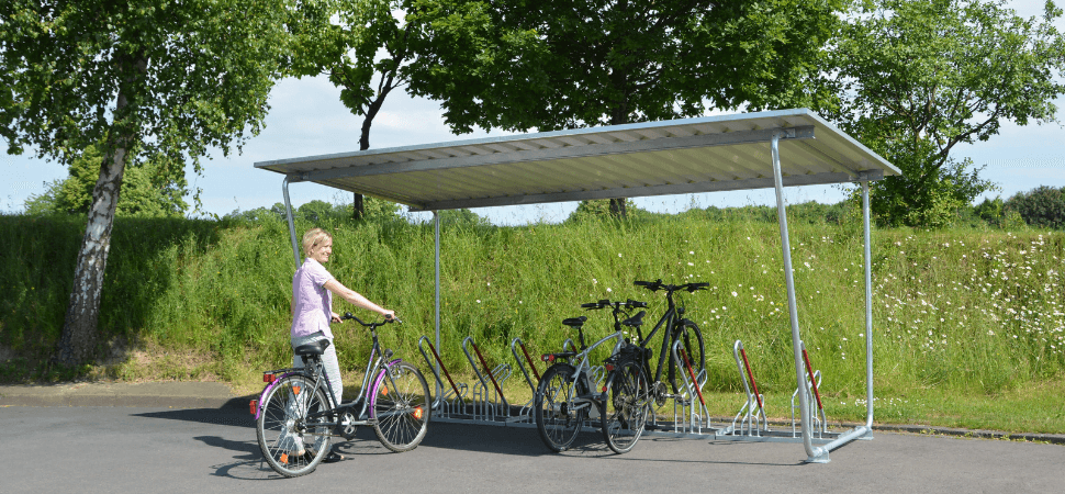 Bouwpakket fietsenhok voor bedrijven en instellingen verankerd op asfalt