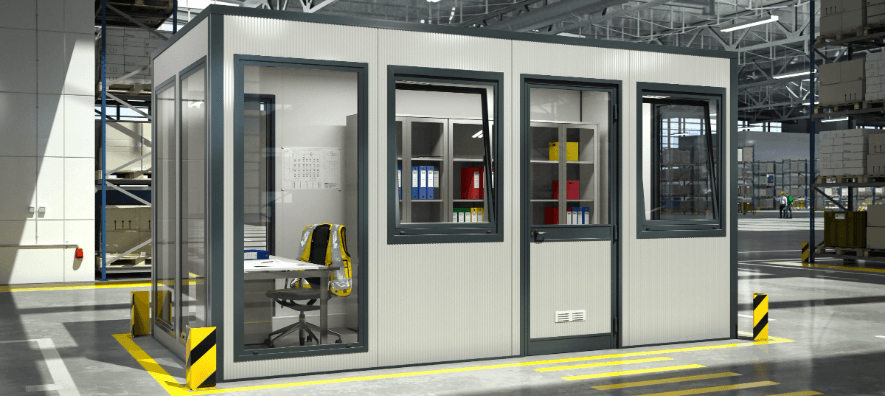 Grijze kantoorunit voor binnengebruik, geplaatst in een moderne magazijnomgeving met glaswanden, bureau en ordners in de kast. De unit biedt een afgesloten werkplek te midden van een industriële ruimte.