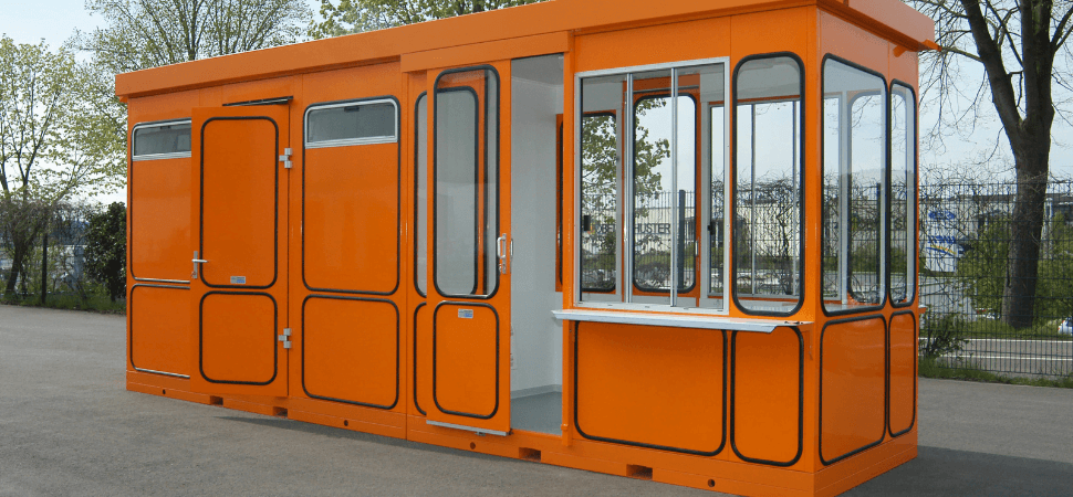 Oranje maatwerk kantoorunit met meerdere deuren, ramen en een geïntegreerde kassa-unit met uitgifteluik, voor extra werkplek.