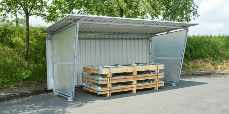 Opslag voor goederen van verzinkt staal die bescherming biedt aan een pallet.