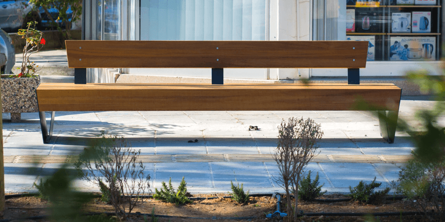 Parkbank voor buiten met houten zitting en rugleuning op een modern stalen frame.