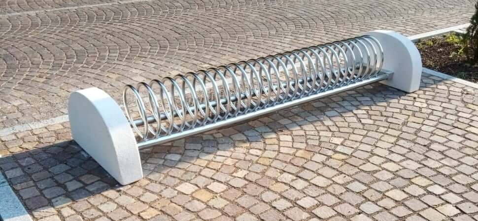RVS fietsenrek met betonvoet geplaatst op een plein voor stallen van fietsen.