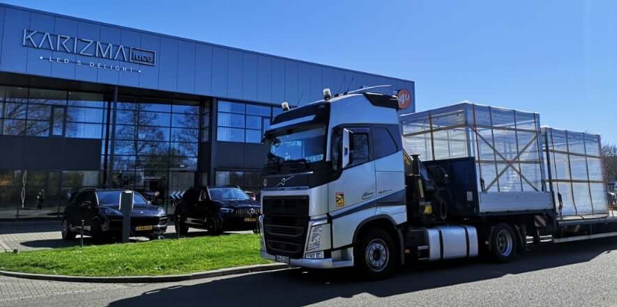 Vrachtwagen levert rookabri en fietsoverkapping bij Karizmaluce in Joure