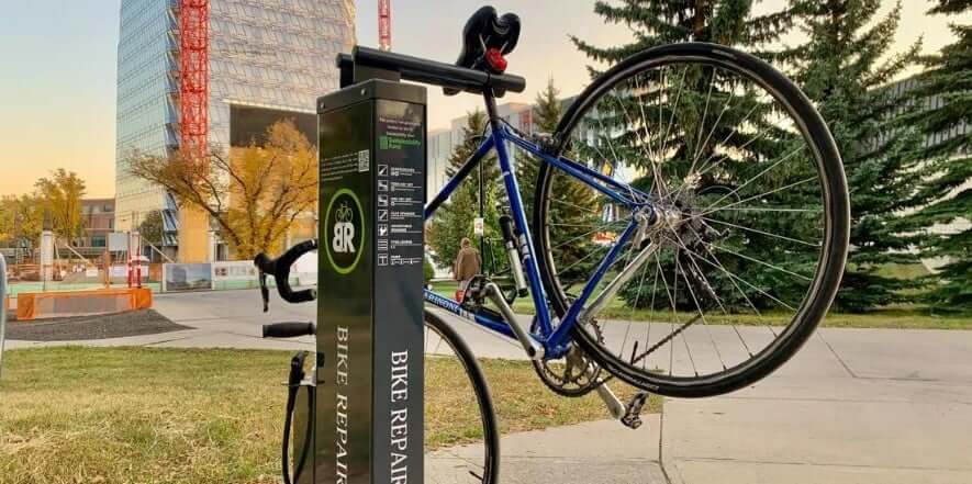 Fiets reparatiestation in de openbare ruimte met gereedschap en fietsophangsysteem