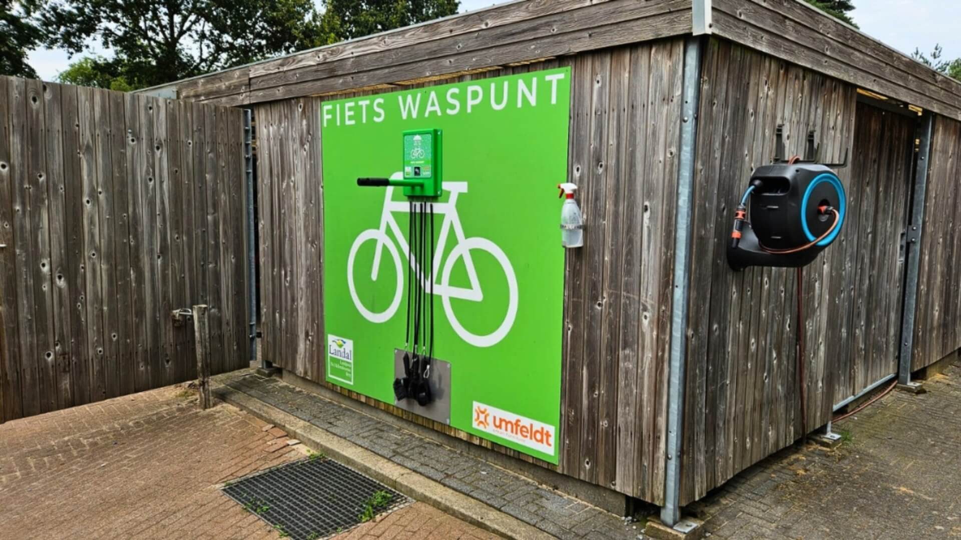 Fiets waspunt van Umfeldt bij Landal vakantiepark – AKVO Fiets Reinigingsstation met borstels en waterslang
