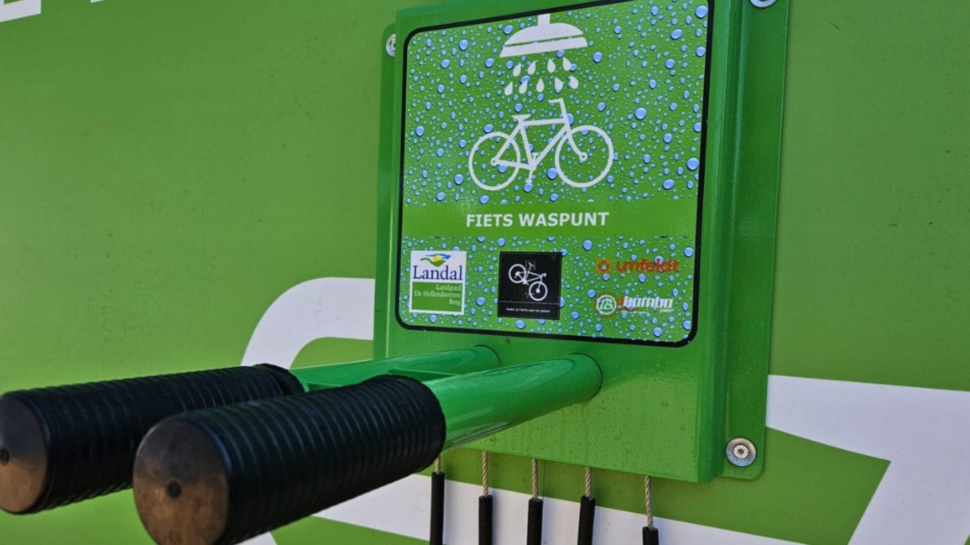 Detail van het AKVO Fiets Reinigingsstation van Umfeldt – groen fiets waspunt bij Landal vakantiepark