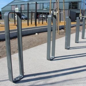 Fietsbeugel van verzinkt staal in RAL7016 kleur, stevig verankerd op betonnen ondergrond voor veilige fietsenstalling