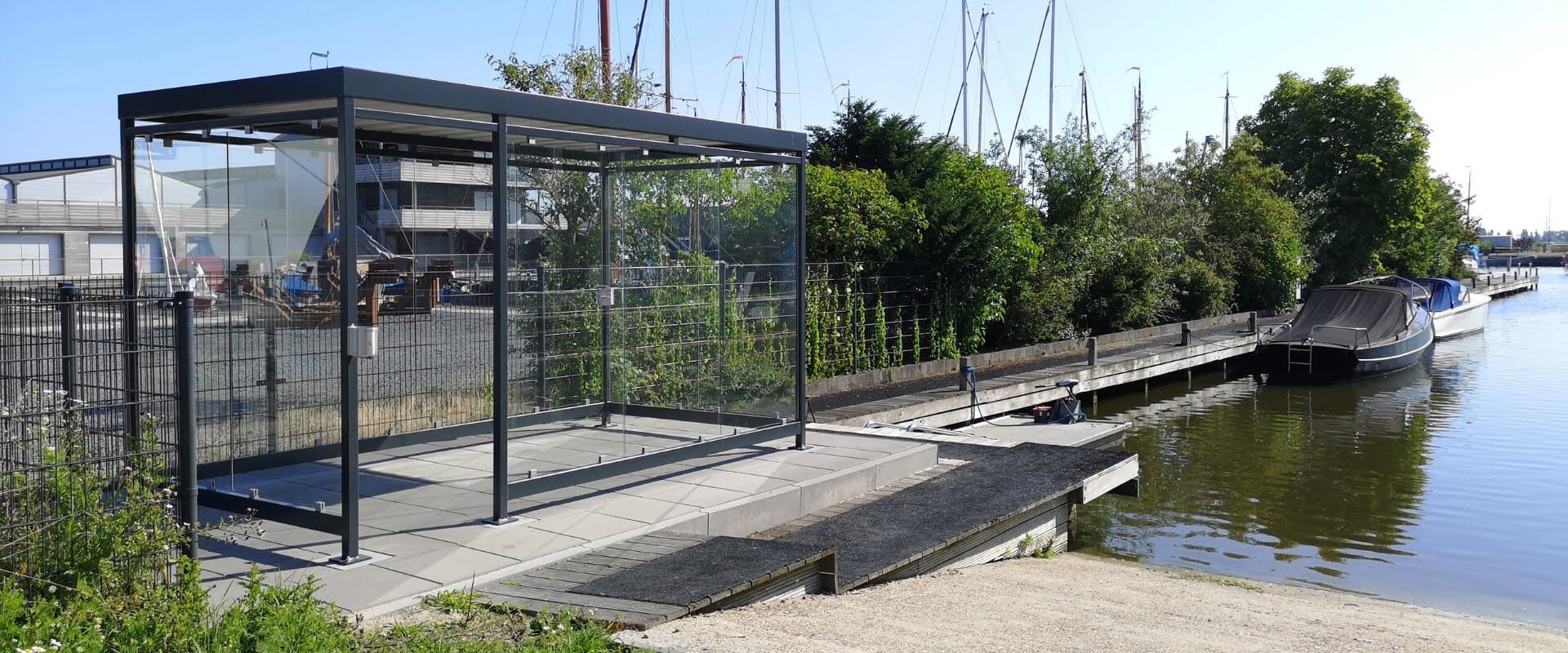 Maatwerk rookoverkapping in Friesland met optionele asbak voor instellingen.