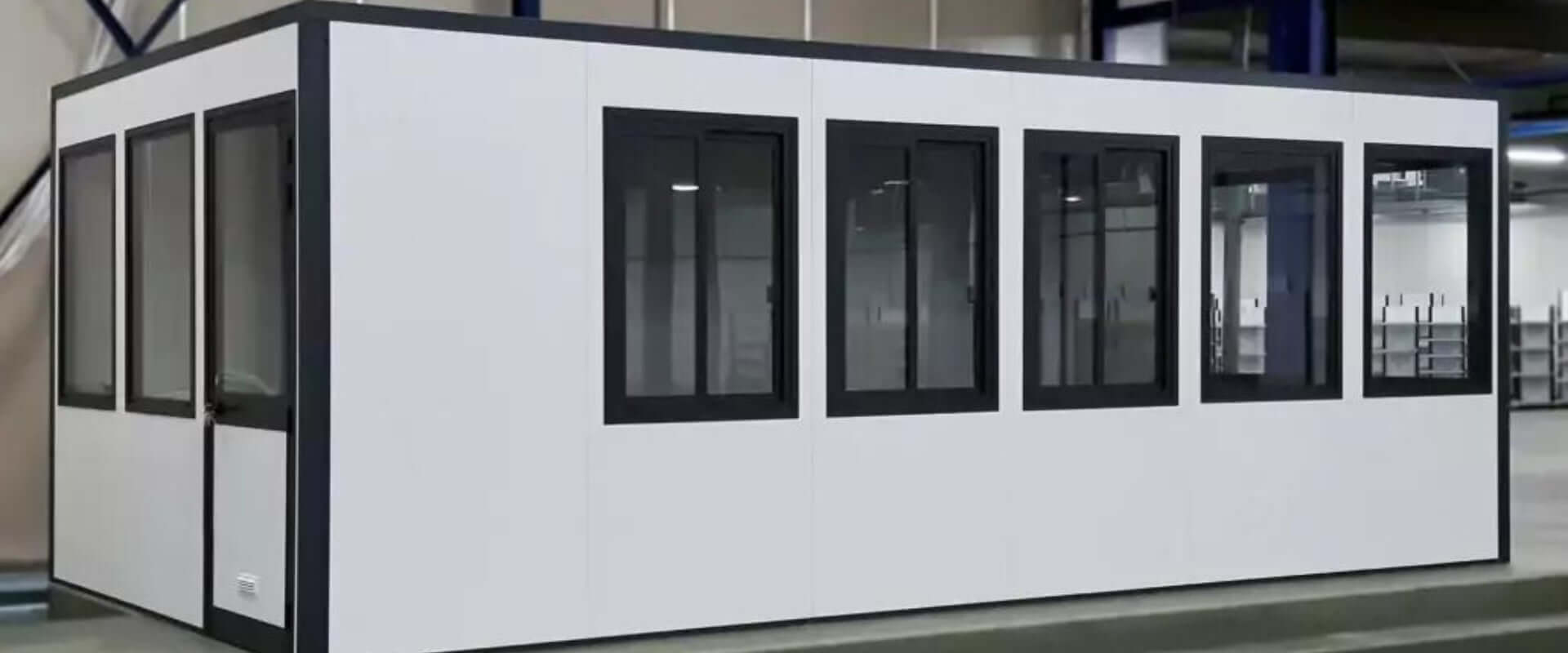 Kantoorunit wit met een afmeting van 6x3 meter geplaatst in een fabriekshal.