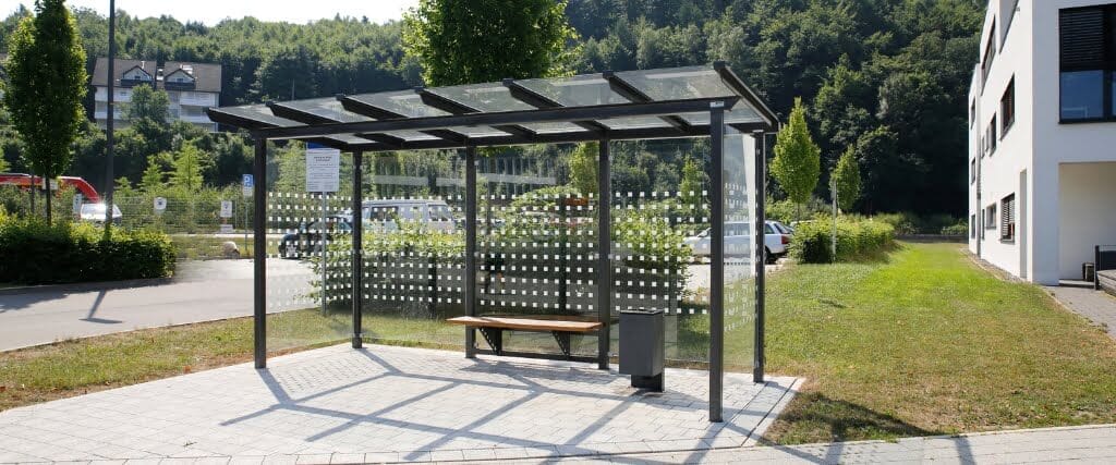 Bushokje met glazen wanden, optionele zeefdruk, zitbankje en afvalbak