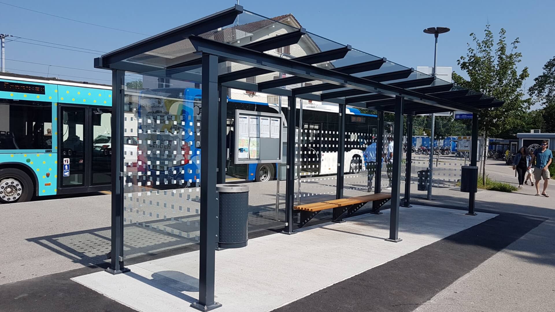 Moderne bushalte overkapping van staal en glas met zitbank en prullenbak