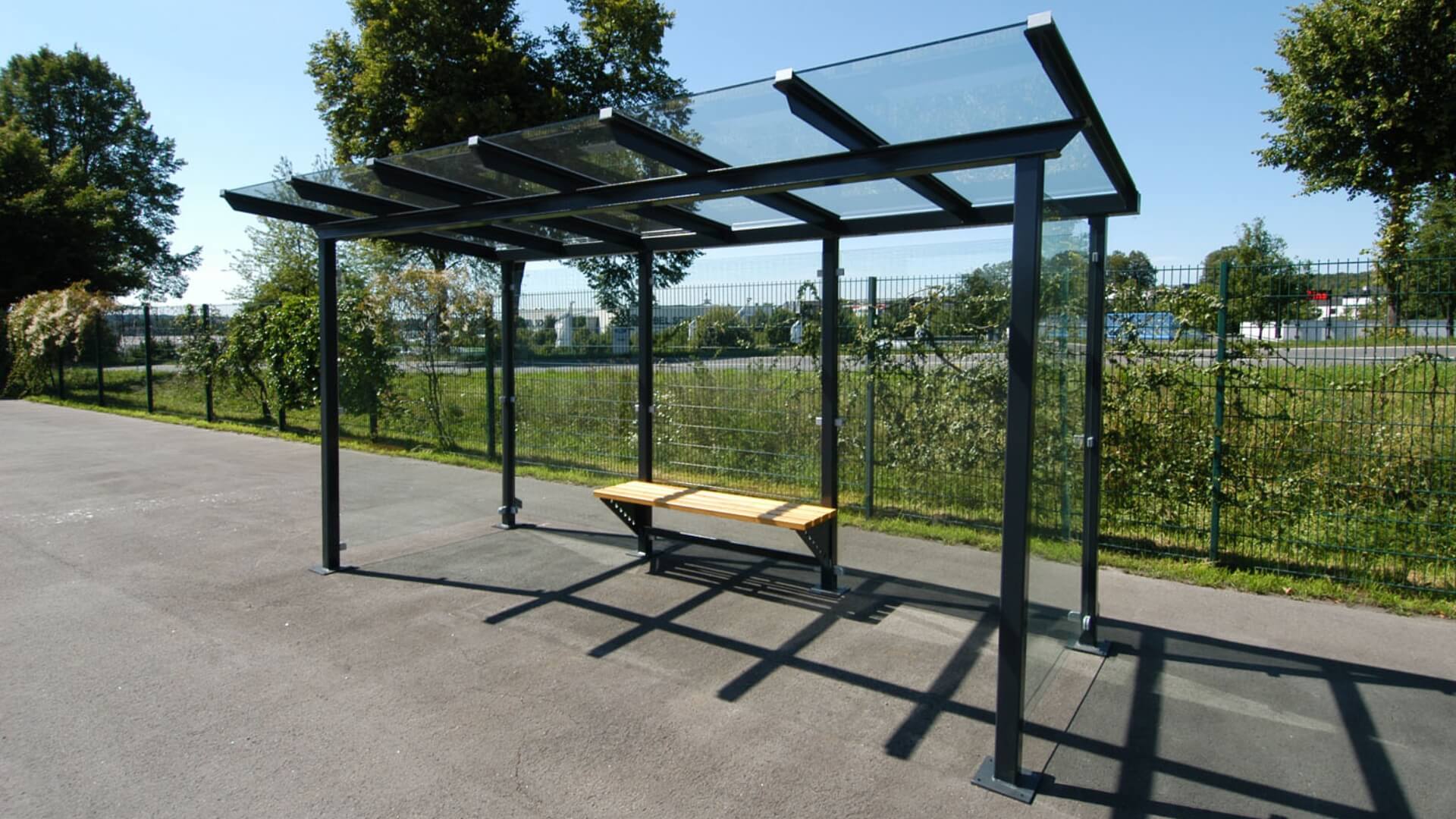 Rokershok van glas en staal met zitbankje voor buitengebruik met een lengte van 3000mm.
