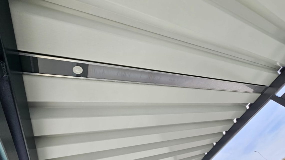 Detail van het dak van een rookabri van Umfeldt met geïntegreerde LED-verlichting en bewegingssensor, geplaatst bij Friesland Campina in Bedum.