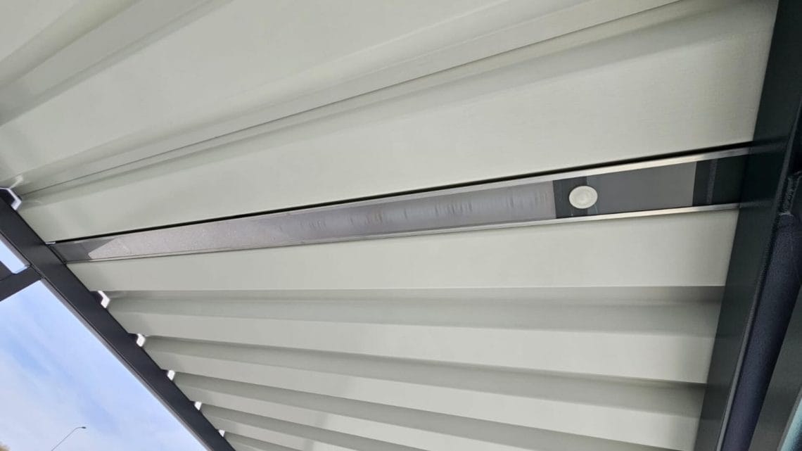 Detail van het trapeziumdak van de Rokersoverkapping Keulen bij Friesland Campina in Bedum – geïntegreerde LED-verlichting met bewegingssensor voor energiezuinig gebruik.