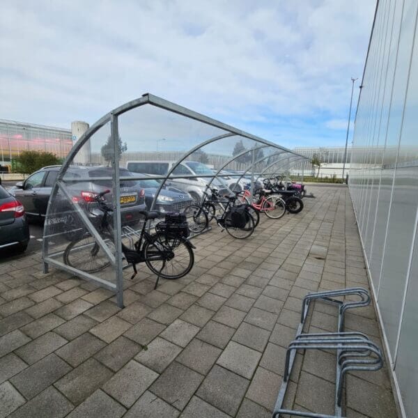 Bouwpakket fiets overkapping direct online aanschaffen Fietsoverkapping van 12 meter met verzinkt stalen frame en polycarbonaat dak, ruimte voor ca. 36 fietsen