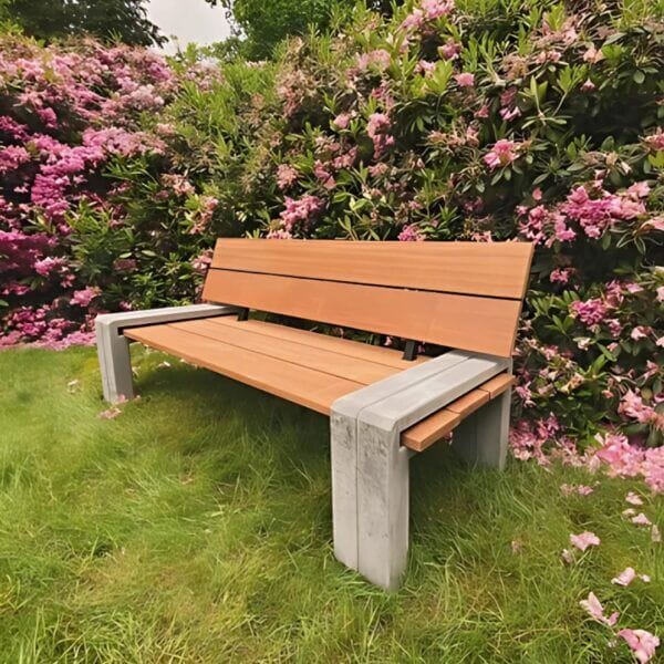 Buiten bank online kopen voor instellingen Buitenbank van hout en beton geplaatst in een tuin met rozen.