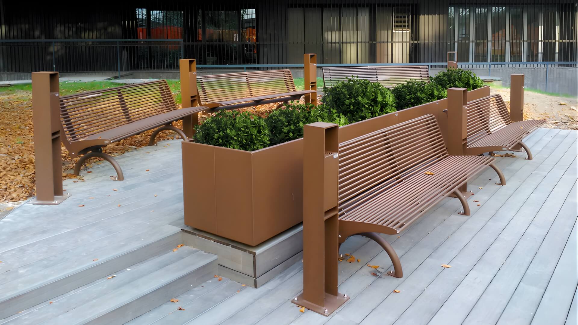 Metalen parkbank ingezet als buitenbank met cortenstaal look voor een binnenterrein.