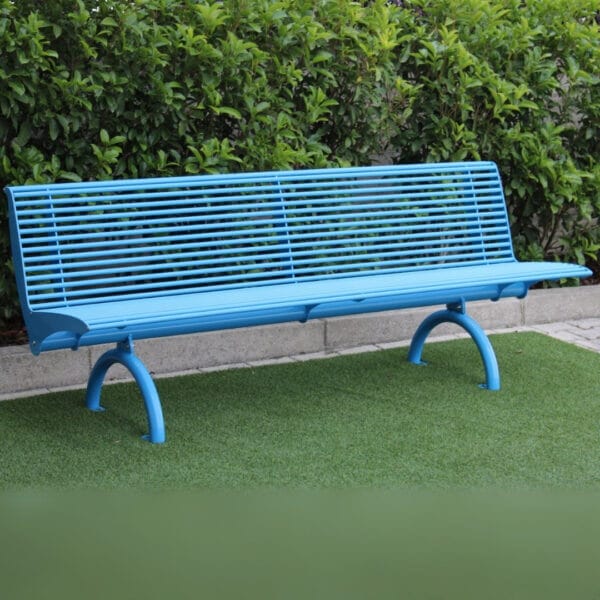 Buitenbank van staal in hemelblauw voor openbare ruimte
