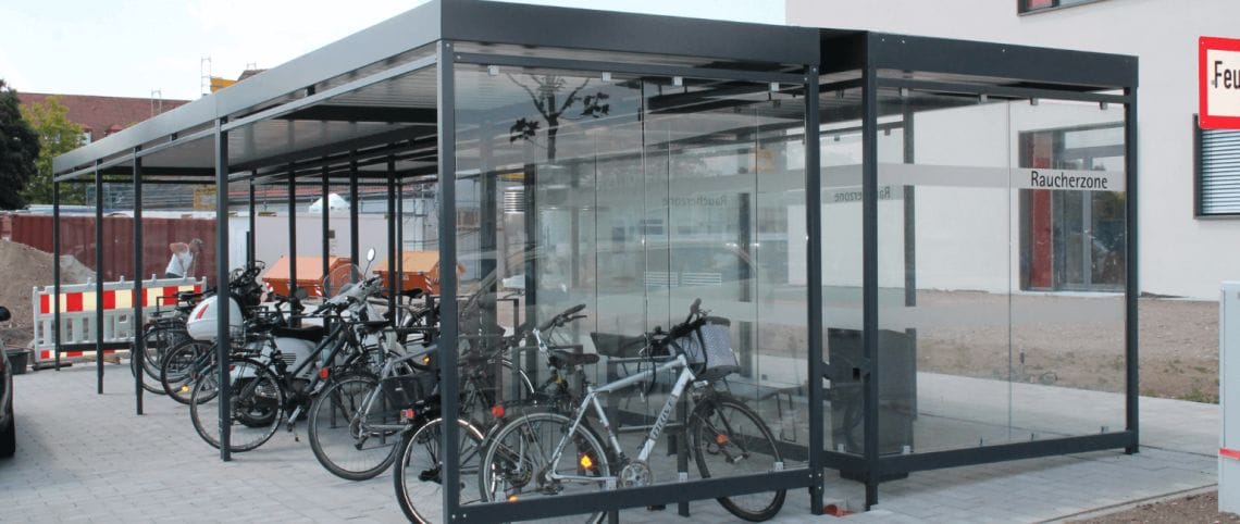 Combinatie fietsoverkapping en rookabri