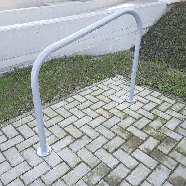 Design fietsnietje Arco 1 met voetplaat direct bestellen Design fietsnietje Arco 2 van staal met voetplaat voor veilige fietsparkeerplaatsen.