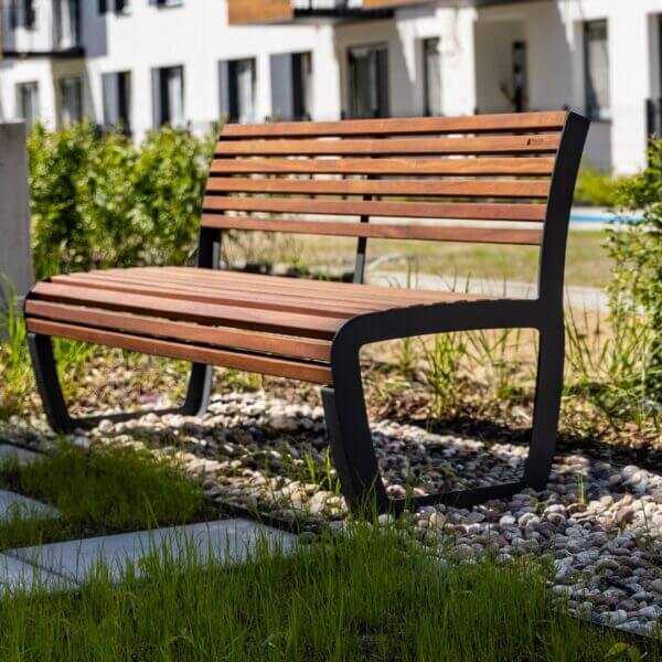 Moderne parkbank online te bestellen – elegant design in staal en hout.