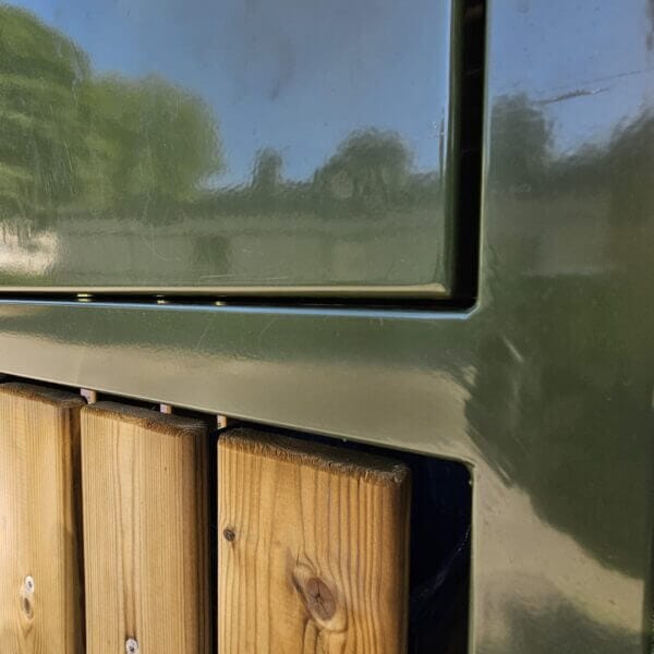 Detailfoto van afvalbak voor de opebare ruimte Detailfoto afvalbak openbare ruimte 120 liter olijfgroen met houten latten