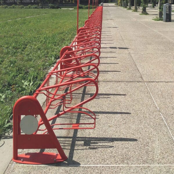 Fietsenrek voor 4 of 6 fietsen kopen voor buitengebruik Rood stalen fietsenrek met betonvoet voor buiten met ruimte voor meerdere fietsen