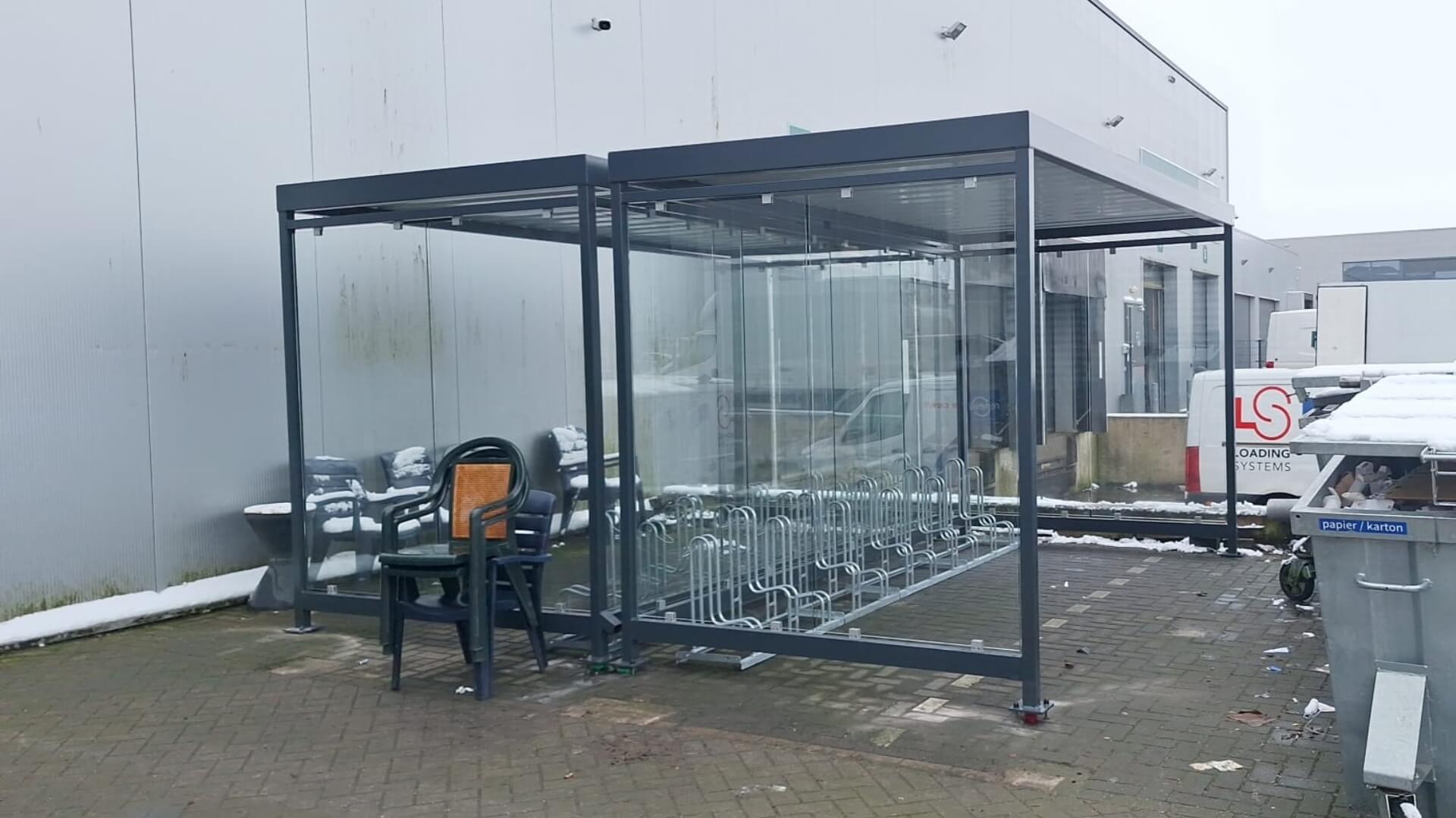 Fietsenstalling van staal welke als product is geplaatst op een bedrijfsplaats