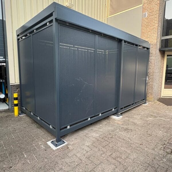 Fietsenstalling met deur online kopen Gesloten fietsenberging voorzien van deur, geplaatst op betonpoeren.