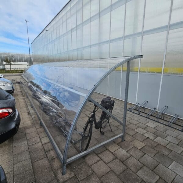 Fietsenstalling met montage bestellen Fietsoverkapping van 12 meter met gebogen dak van polycarbonaat en verzinkt stalen frame