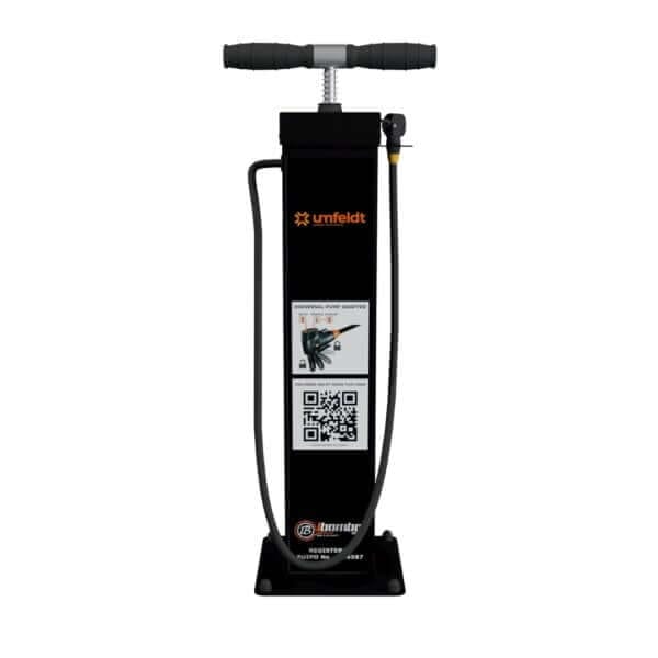 Zwarte Umfeldt fietspomp met universele ventielaansluiting Zwarte fietspomp met Umfeldt logo en universele adapter