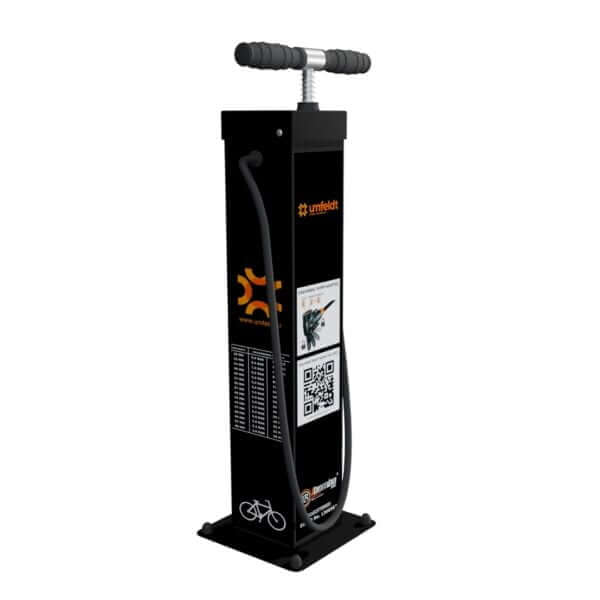 Umfeldt fietspomp voor buitengebruik met drukadvies en QR-code Zijkant van zwarte Umfeldt fietspomp met QR-code en drukadvies