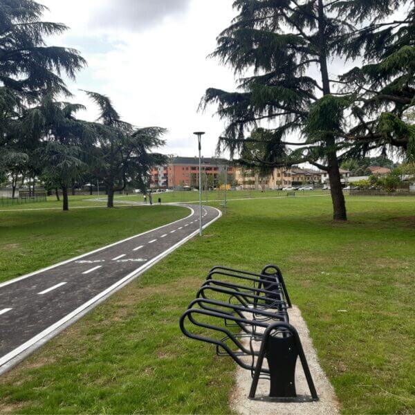 Fietsrek van staal voor stallen van fietsen kopen met valbescherming Fietsrek van Umfeldt, van staal en in kleur antraciet geplaatst op een grasveld langs een fietspad