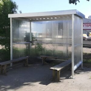 Bouwpakket rookoverkapping met wanden van polycarbonaat geplaatst bij een bedrijventerrein