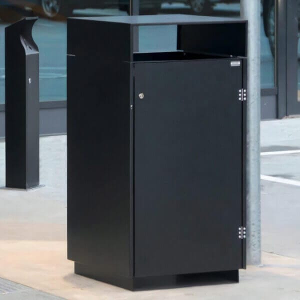 Zwarte grote afvalbak voor buiten met afsluitbare deur en modern design