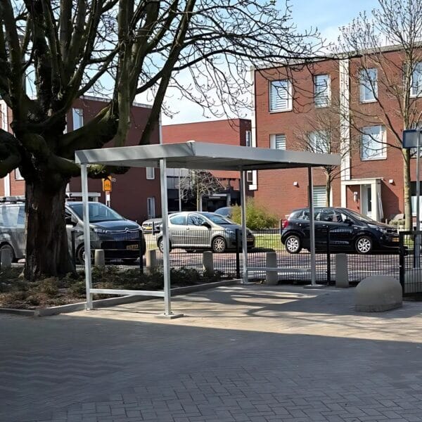 Kleine fietsenstalling voor school aanschaffen Kleine fietsenstalling van verzinkt staal bij schoolplein, geplaatst op betonpoeren