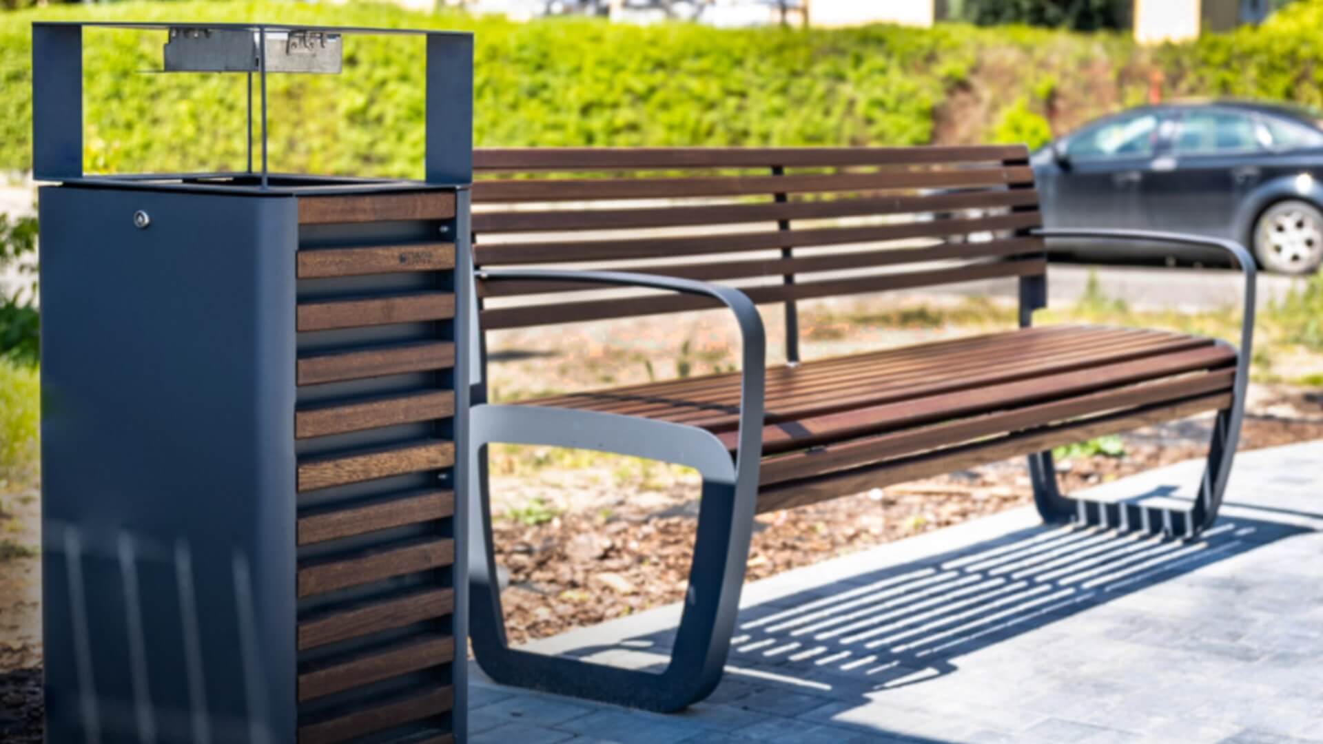 Luxe buitenbank voorzien van Mahonie hout en frame gecoat in RAL-7016