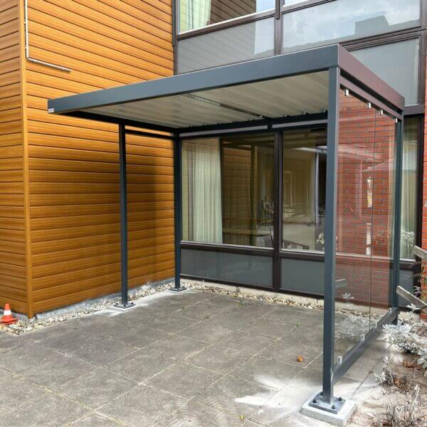 Rookabri van Umfeldt geplaatst bij zorginstelling, uitgevoerd in gepoedercoat staal en glas.