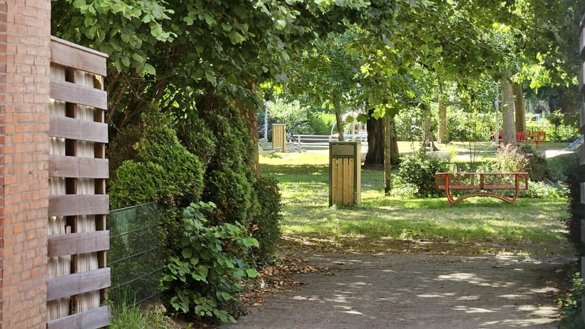 Afvalbak openbare ruimte 120 liter olijfgroen met houten latten in park