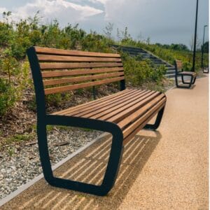 Parkbank met rugleuning en zonder armleuning van hout en staal.