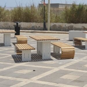 Duurzame picknickset met houten zitvlak en blad, gecombineerd met een stevig stalen onderstel. Verkrijgbaar in diverse kleuren en volledig verankerbaar.